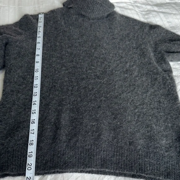 100% Cashmere Charcoal Gray Turtleneck Sweater Size S/M - Picture 6 of 6